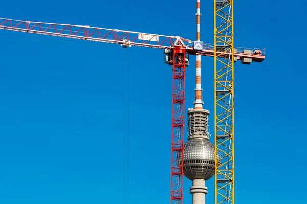 Berlínská televizní věž uprostřed stavebních jeřábů — Stock fotografie