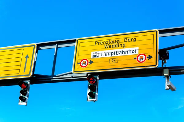 Drogowskaz w Berlinie w ruchu drogowym — Zdjęcie stockowe