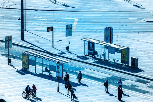 Na przystanku autobusowym — Zdjęcie stockowe