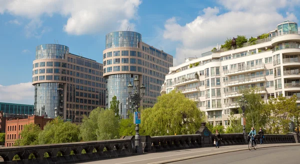 Mieszka w Berliniezegar w kształcie kopuły budynku w Barcelonie — Zdjęcie stockowe