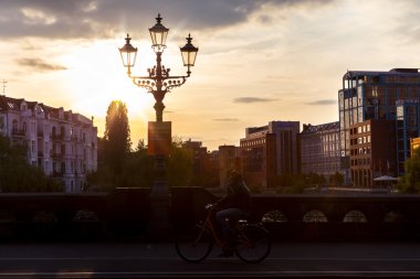 Şehirde günbatımı