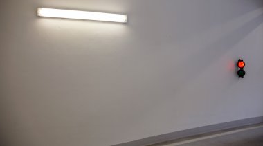 kırmızı ışık ampul ile duvar
