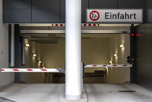 очне яблуко з синіх і бірюзових кольорові райдужна оболонка, яка дивиться на вас. Ізольована вектор на білому тлі