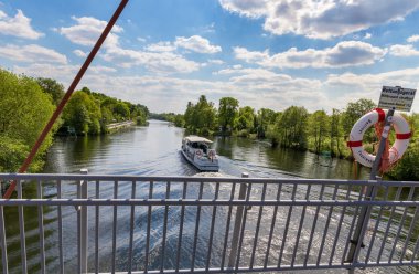 Berlin spree Nehri üzerinde tekne gezisi