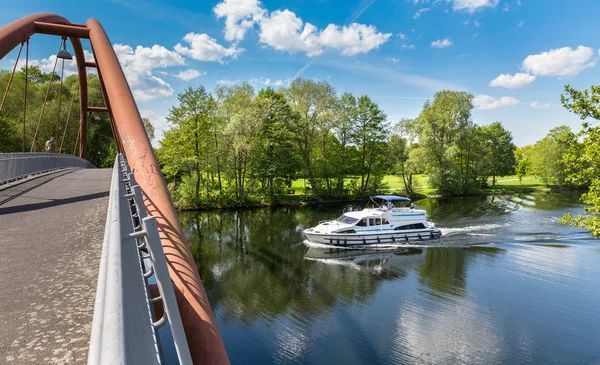 Passeio de barco no rio Spree em Berlim — Fotografia de Stock