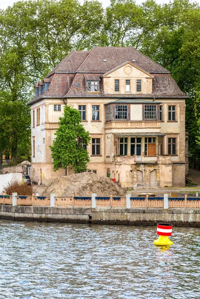 Vecchia villa sul lago — Foto Stock