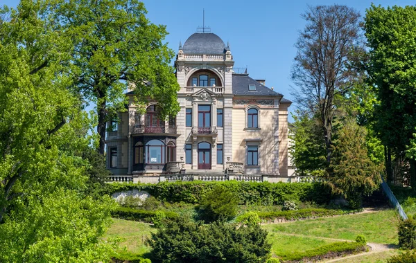 Historická vila na řece Labe u Drážďan — Stock fotografie