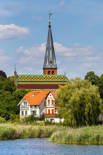Prachtige kerk dak van de kerk in geltow op schwielow in brandenburg — Stockfoto
