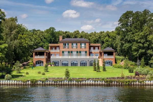 Casa en el lago —  Fotos de Stock