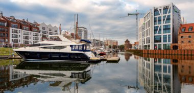 Polonya 'nın eski Gdansk kasabasında yarı keresteli evler, tarihi gemiler ve simgeler.