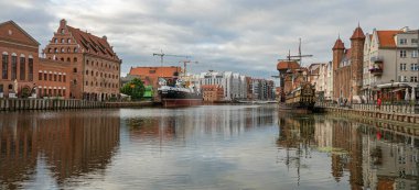 Polonya 'nın eski Gdansk kasabasında yarı keresteli evler, tarihi gemiler ve simgeler.