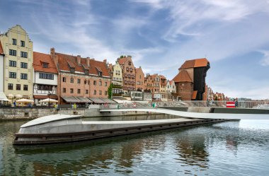 Polonya 'nın eski Gdansk kasabasında yarı keresteli evler, tarihi gemiler ve simgeler.