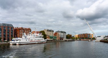 Polonya 'nın eski Gdansk kasabasında yarı keresteli evler, tarihi gemiler ve simgeler.