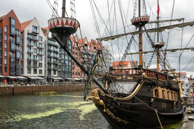 Polonya 'nın eski Gdansk kasabasında yarı keresteli evler, tarihi gemiler ve simgeler.