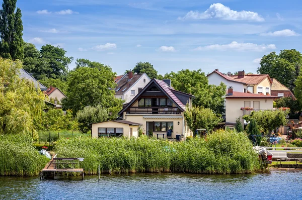 Bor vid sjön — Stockfoto