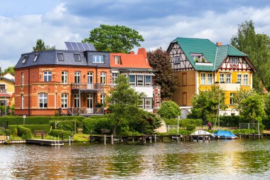 bir nehir kenarında yaşamak