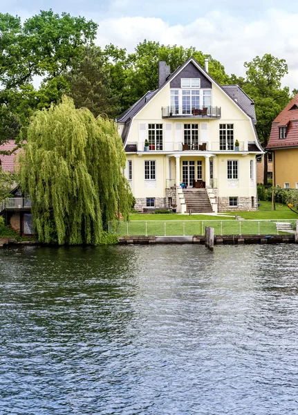 Wonen in de buurt van een rivier — Stockfoto