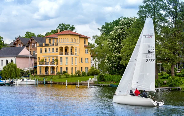 Bor nära en flod — Stockfoto