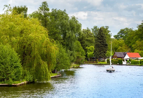 Wonen in de buurt van een rivier — Stockfoto