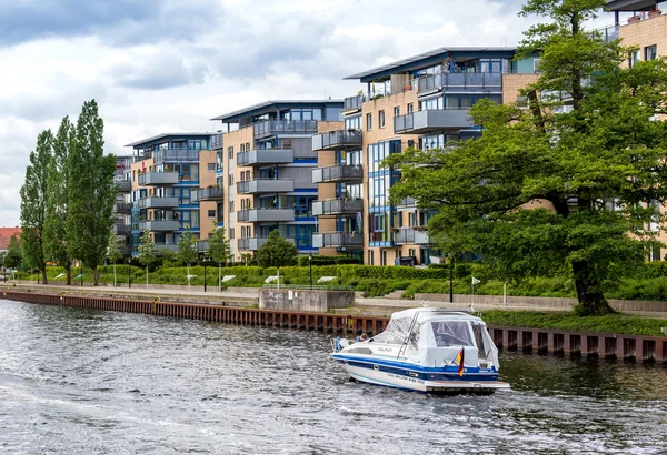 bir nehir kenarında yaşamak