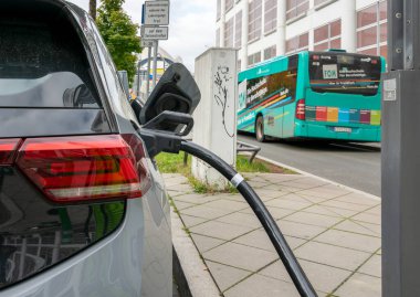 Şarj istasyonunda elektrikli bir araba.