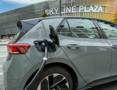 Şarj istasyonunda elektrikli bir araba.
