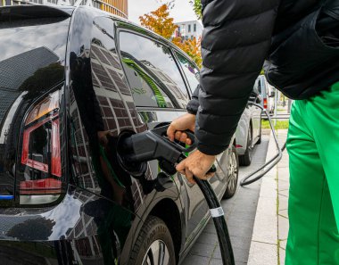 Şarj istasyonunda elektrikli bir araba.