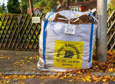 Büyük şehir ve ormandan gelen sonbahar izleri.