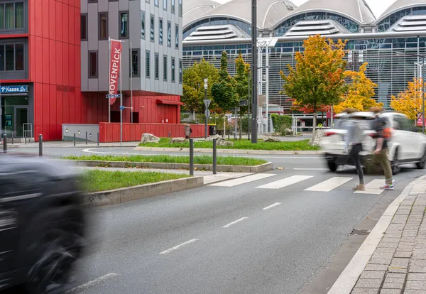 Movimentazione Pedoni Automobili Biciclette Tram Autobus Nel Traffico Stradale Francoforte — Foto Stock