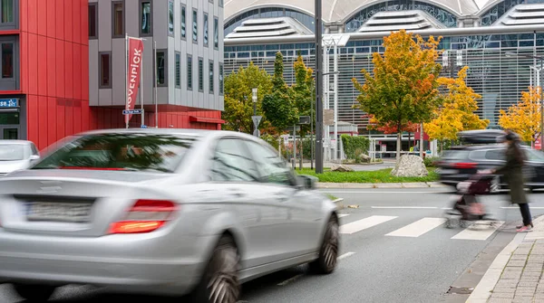 Movimiento Peatones Coches Bicicletas Tranvías Autobuses Tráfico Por Carretera Frankfurt —  Fotos de Stock