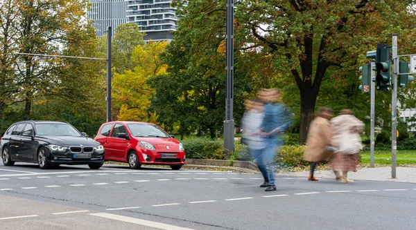 ドイツのフランクフルトとベルリンでの道路交通における歩行者 自転車 トラムやバスの動き — ストック写真