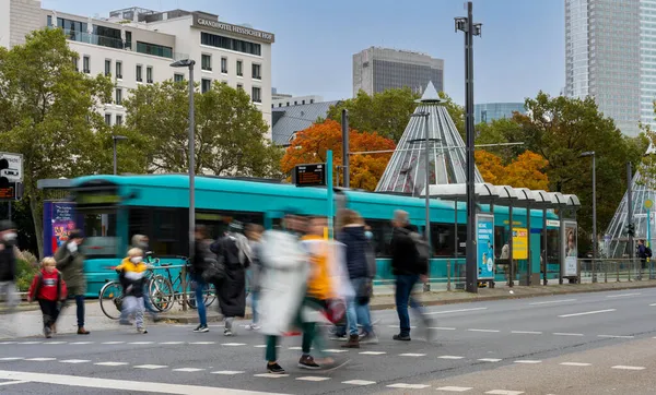 Movimentazione Pedoni Automobili Biciclette Tram Autobus Nel Traffico Stradale Francoforte — Foto Stock