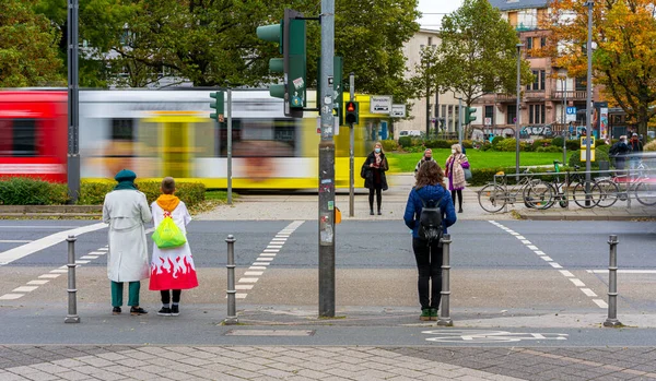 Förflyttning Fotgängare Bilar Cyklar Spårvagnar Och Bussar Vägtrafik Frankfurt Och — Stockfoto