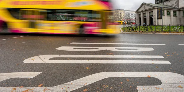 Bewegung Von Fußgängern Autos Fahrrädern Straßenbahnen Und Bussen Straßenverkehr Frankfurt — Stockfoto