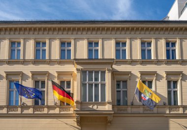 Berlin 'deki Saksonya Anhalt Devlet Temsilcisi' nin binasında bayraklar