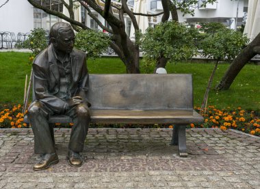 Polonya 'nın Miedzyzdroje kentindeki heykel parkında bronz figürler ve görüntüler