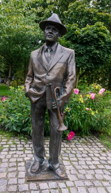 Polonya 'nın Miedzyzdroje kentindeki heykel parkında bronz figürler ve görüntüler