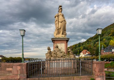 Heidelberg, Baden-Wuerttemberg 'deki eski köprüde.
