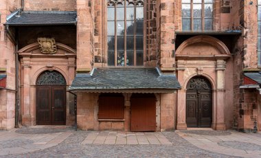 Heidelberg, Baden-Wuerttemberg, Almanya 'daki Heiliggeistkirche' in harap olmuş cephesi