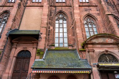 Heidelberg, Baden-Wuerttemberg, Almanya 'daki Heiliggeistkirche' in harap olmuş cephesi