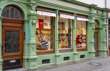 El sallayan Çinliler Heidelberg 'deki dükkanının vitrininde oturuyor.