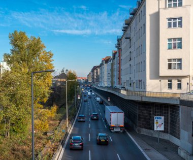 Batı ve Charlottenburg bölgelerindeki Berlin şehir otoyolunda yaşıyor.