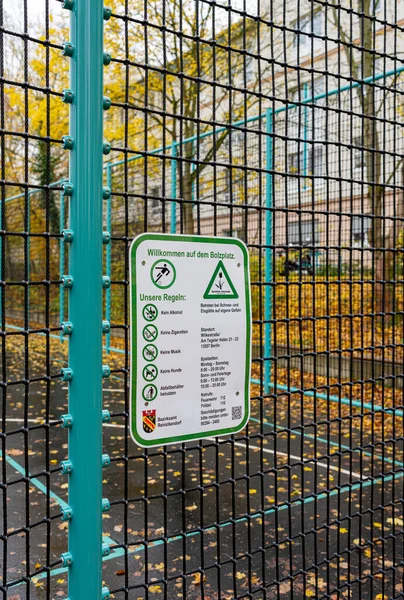 Fußballplatz Mit Modernem Zaun Für Kinder Und Jugendliche Einem Wohngebiet — Stockfoto