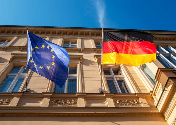 Berlin 'deki Saksonya Anhalt Devlet Temsilcisi' nin binasında bayraklar
