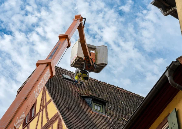 Artigiani Riparano Tetto Una Casa Graticcio Nel Centro Storico Ulma — Foto Stock