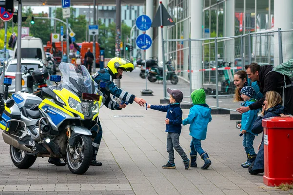 Policeman Friend Helper Distributes Sweets Children — Fotografia de Stock