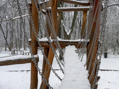 Kışın karlı boş çocuk parkı
