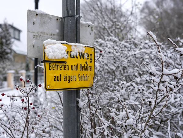 Señal Información Cubierta Nieve Una Carretera Privada —  Fotos de Stock