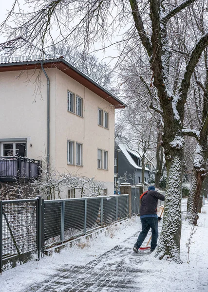 Başkent Berlin Almanya Nın Karlı Sokaklarında Bisikletçiler Diğer Yol Kullanıcıları — Stok fotoğraf