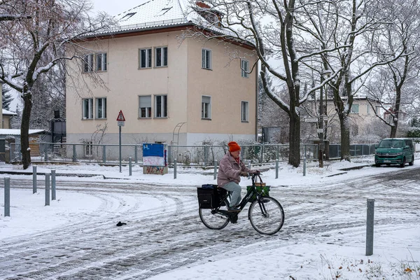 Kerékpárosok Más Úthasználók Főváros Havas Utcáin Berlin Németország — Stock Fotó